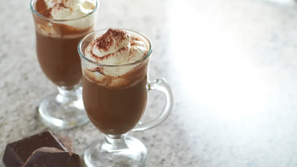 Tasse de chocolat chaud pour les soirées de décembre