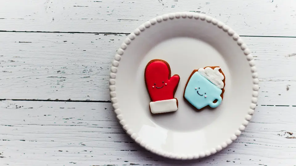 Biscuits de Noël posés sur une table de fête