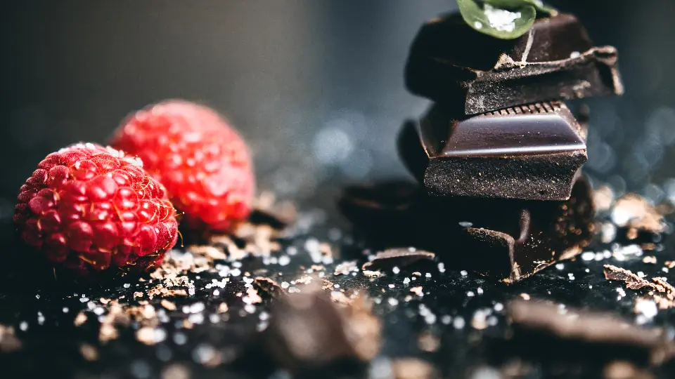 Carrés de chocolat noir cassés