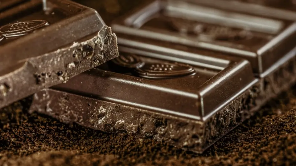 Tablette de chocolat noir sur fond sombre