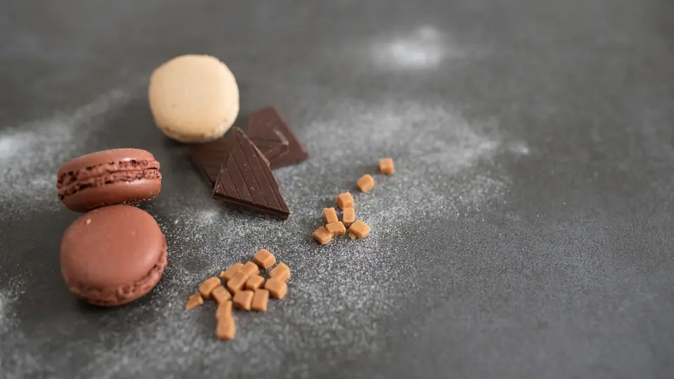 Macarons au chocolat alignés