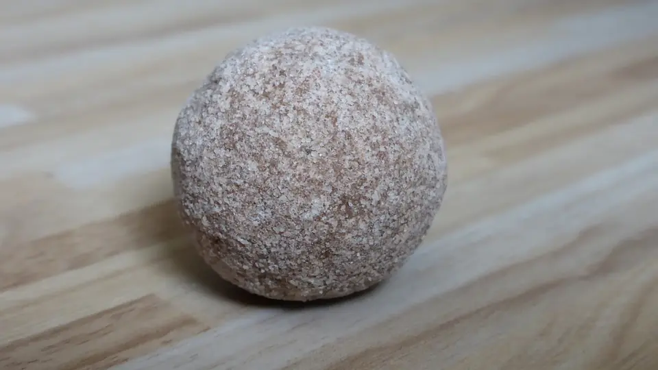 Praline truffe à la crème coupée en deux